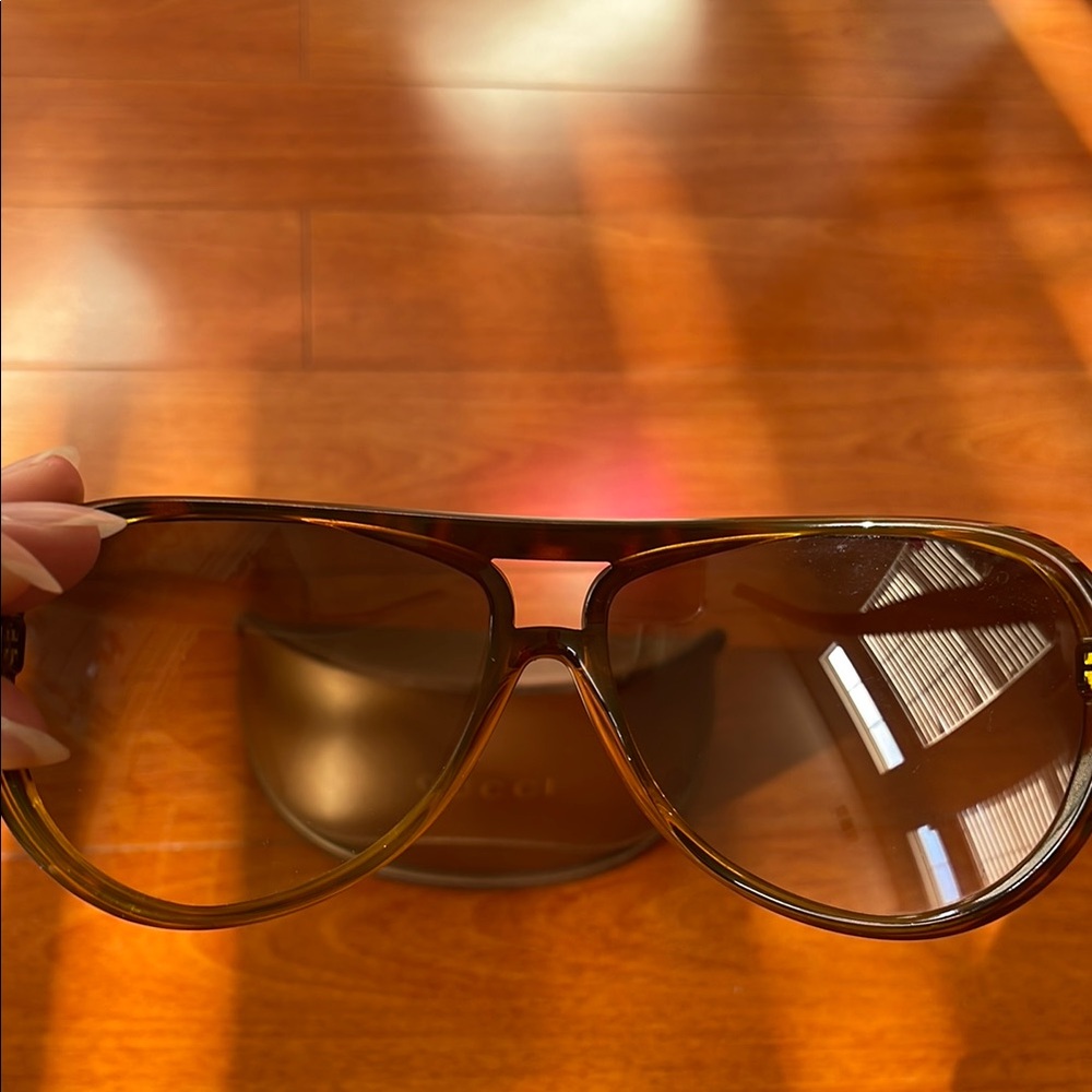 Gucci Tortoise Shell Sunglasses with Brown Case - Picture 5 of 5